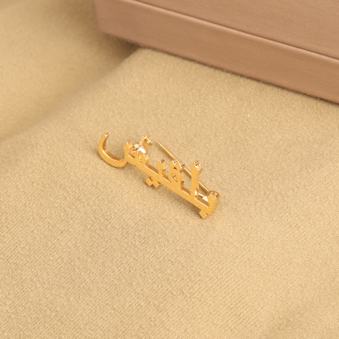 Customized Arabic Name Brooch  - Interior Design Office recension och pris